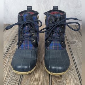 Tommy Hilfiger Size 8 Duck Boots Side Zipper Quilted Uppers Navy/Blue/Red Plaid